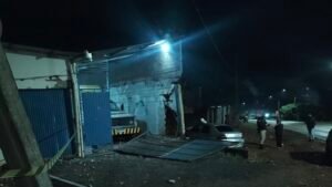 Carro em chamas após bater em poste em Jaguapitã