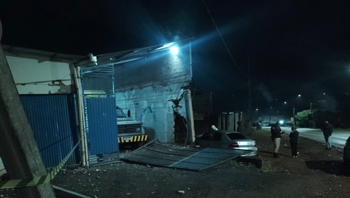 Carro em chamas após bater em poste em Jaguapitã