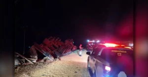 Carreta com placas de Lupionópolis tombada na margem da rodovia após acidente na PR-454 em Astorga.