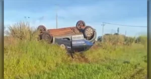 Carro capotado às margens da rodovia PR-218 em Astorga