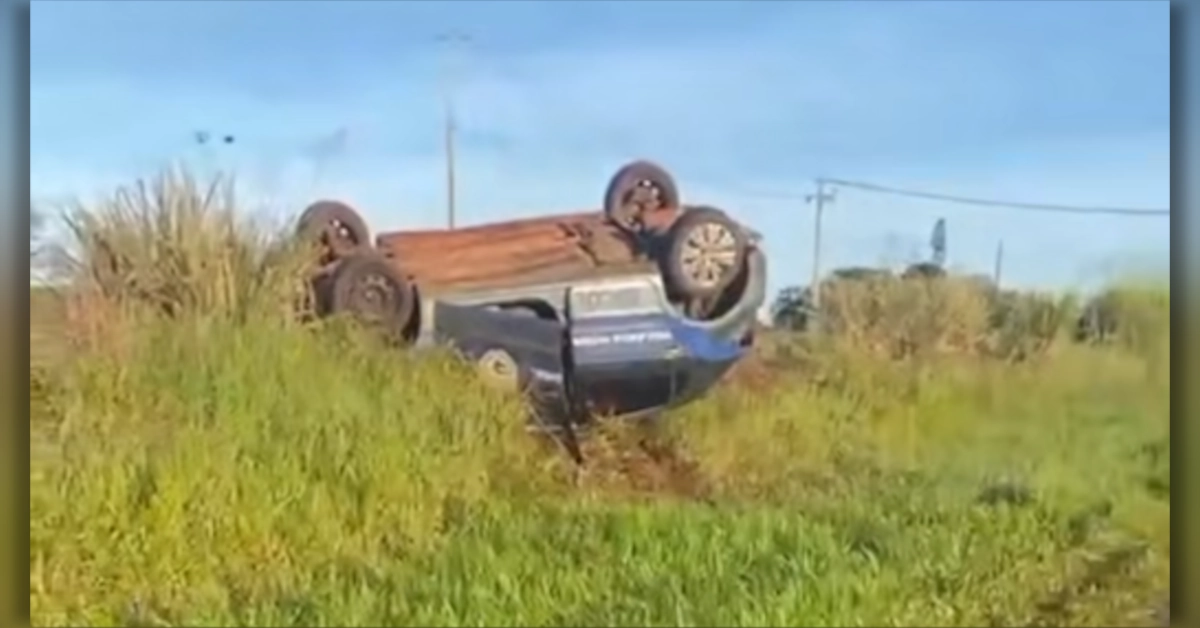 Carro capotado às margens da rodovia PR-218 em Astorga