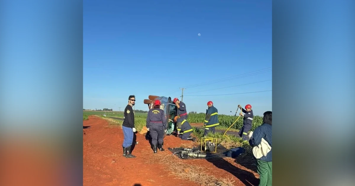 Capotamento na PR-218 entre Jaguapitã e Astorga mobilizou equipes de socorro