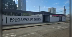 Detalhe de viatura policial com fundo desfocado em Arapongas, onde pai tenta esfaquear genro.