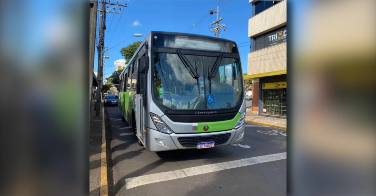 ônibus intermunicipal na linha entre Astorga e Arapongas