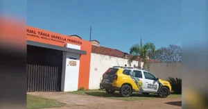 Fachada do Colégio Estadual Tânia Varella Ferreira, com polícia militar em Maringá, onde aluno morreu após passar mal.