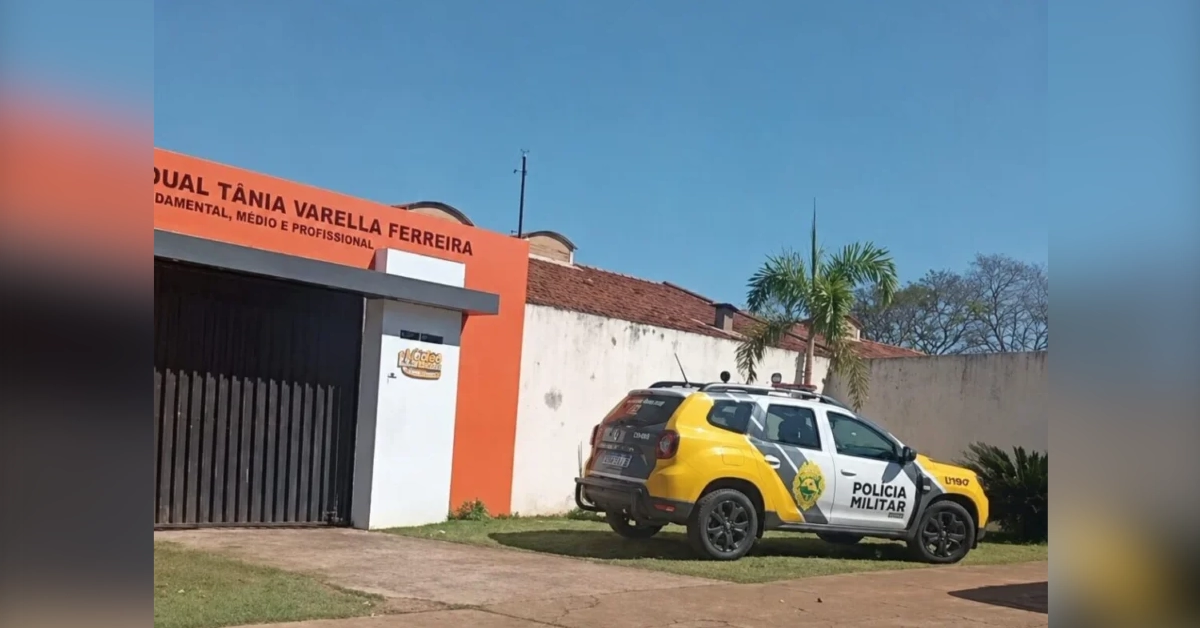 Fachada do Colégio Estadual Tânia Varella Ferreira, com polícia militar em Maringá, onde aluno morreu após passar mal.