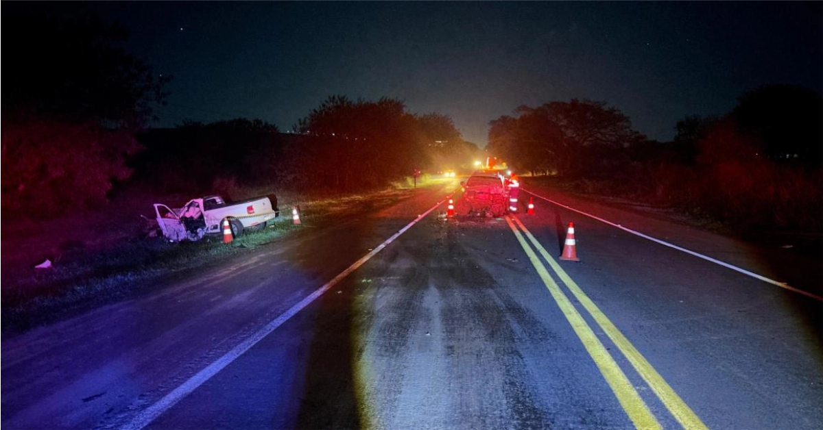 Visão geral de rodovia em pista simples com viatura policial no acostamento após colisão frontal na BR-369 em Andirá