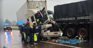 Cabine de caminhão destruída após acidente na BR-369 entre Cambé e Rolândia durante chuva. Imagem mostra os danos causados pela colisão.