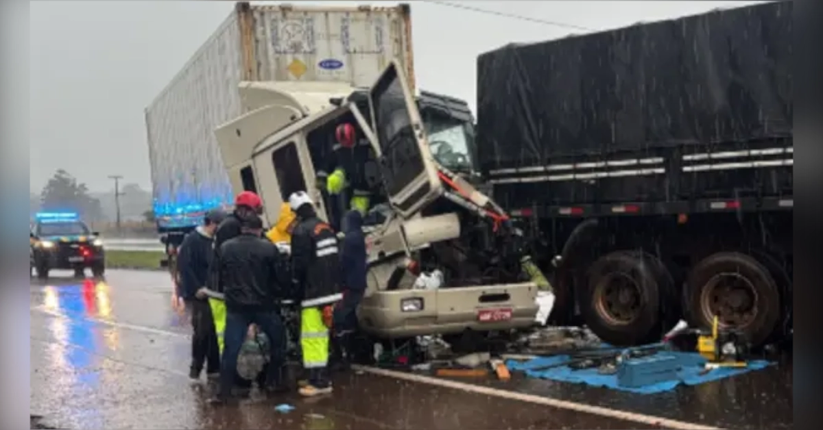 Cabine de caminhão destruída após acidente na BR-369 entre Cambé e Rolândia durante chuva. Imagem mostra os danos causados pela colisão.