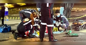Motociclista recebe atendimento das equipes de resgate após acidente na Avenida Guaiapó, em Maringá.