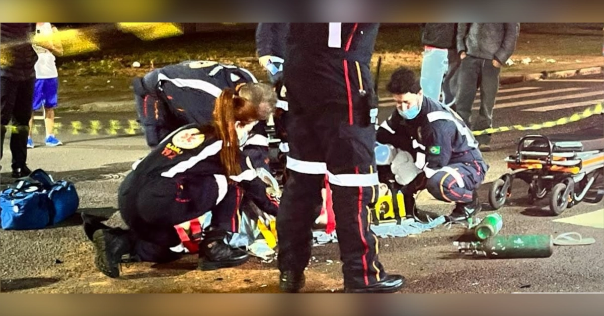 Motociclista recebe atendimento das equipes de resgate após acidente na Avenida Guaiapó, em Maringá.