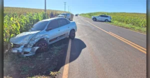 Local de acidente na PR-437 em Primeiro de Maio envolvendo dois carros.