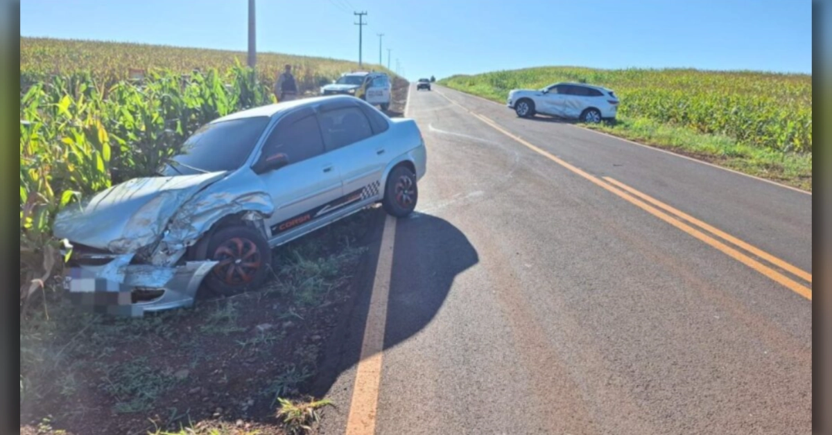 Local de acidente na PR-437 em Primeiro de Maio envolvendo dois carros.
