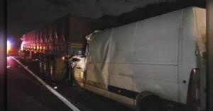 Van Renault Master após colisão na PR-986; acidente na PR-986 em Rolândia matou duas pessoas