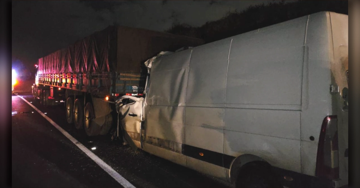 Van Renault Master após colisão na PR-986; acidente na PR-986 em Rolândia matou duas pessoas