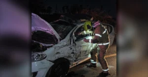 Equipes de resgate atendem vítimas após acidente entre dois veículos na PR-218 entre Arapongas e Sabáudia.