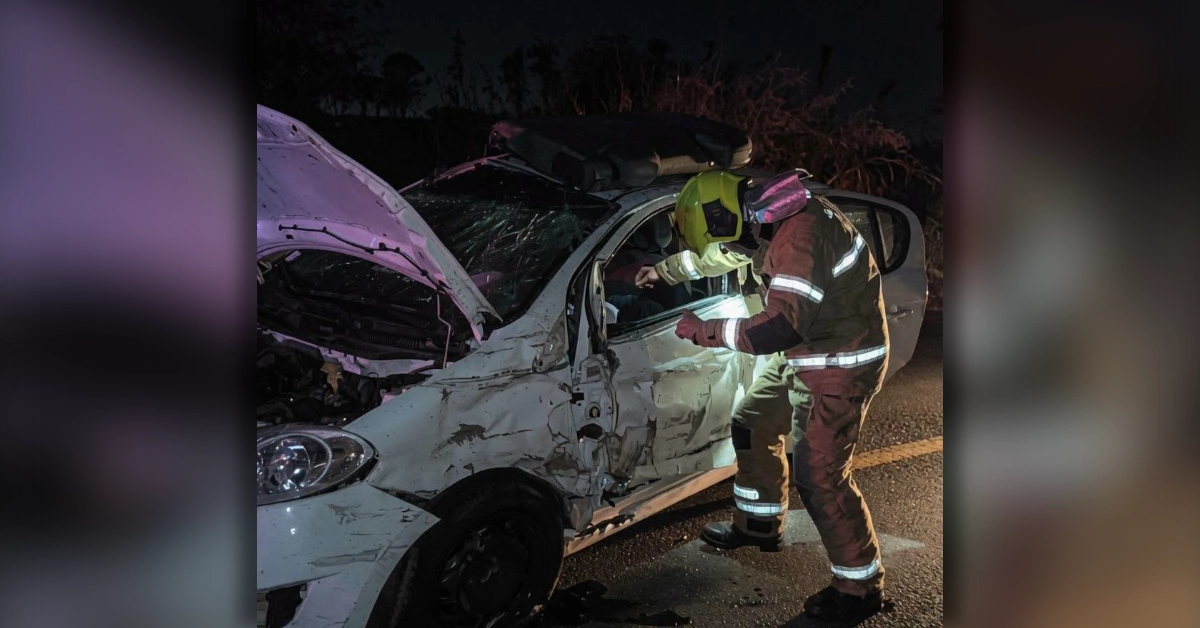 Equipes de resgate atendem vítimas após acidente entre dois veículos na PR-218 entre Arapongas e Sabáudia.