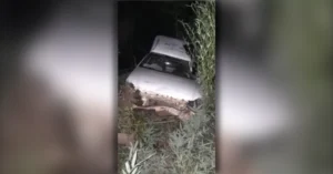 Veículo que caiu em uma ribanceira após acidente na PR-986, em Rolândia.