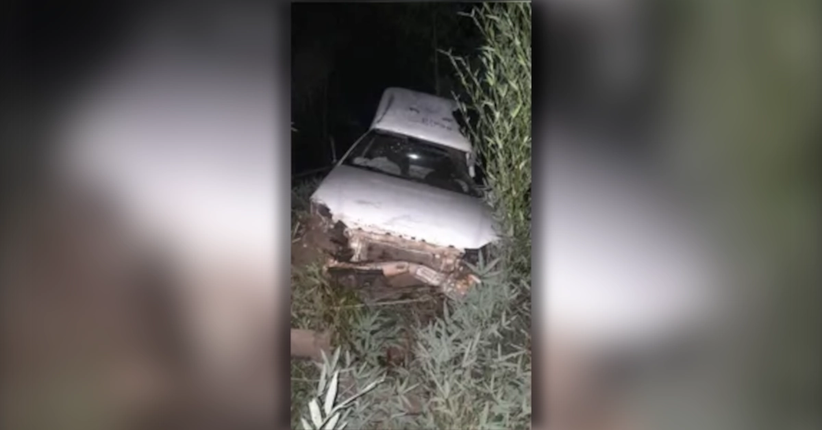Veículo que caiu em uma ribanceira após acidente na PR-986, em Rolândia.