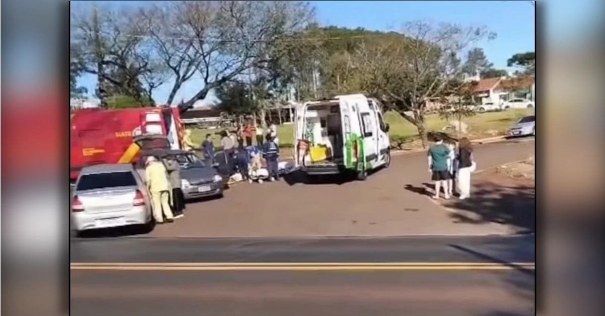 Equipes do Corpo de Bombeiros e do SAMU atendem acidente na PR-323, em Rolândia.