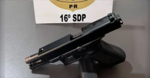 Adolescente apreendido em Campo Mourão entrega arma à Polícia Civil durante investigação do atentado.