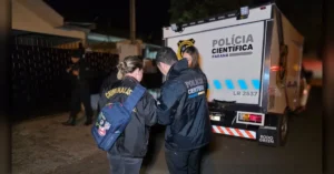 Viatura da Polícia Científica durante atendimento de homicídio em Sarandi, no Paraná.