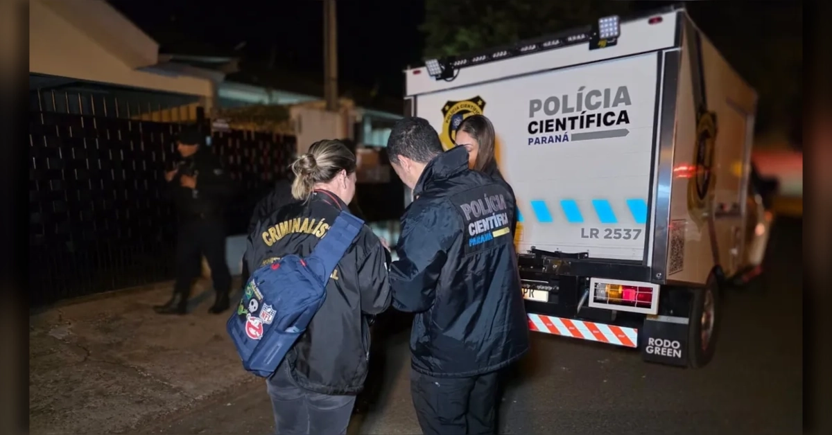 Viatura da Polícia Científica durante atendimento de homicídio em Sarandi, no Paraná.