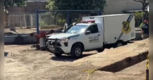 Viatura da Polícia Científica estacionada no local onde ocorreu o ataque de cães em Londrina