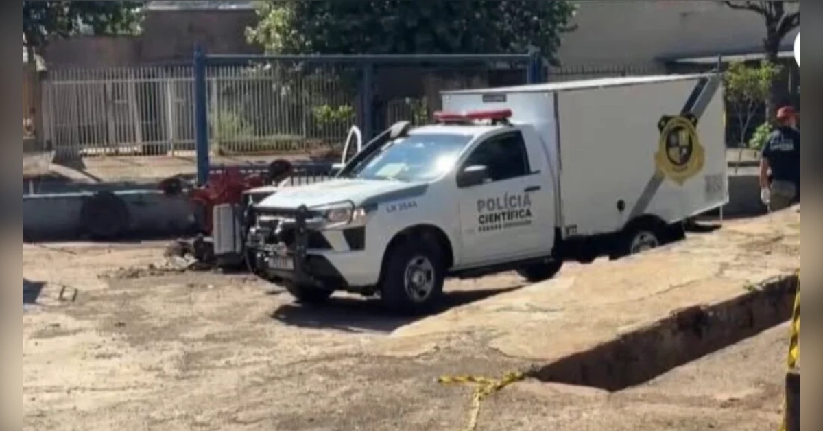 Viatura da Polícia Científica estacionada no local onde ocorreu o ataque de cães em Londrina