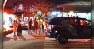 Viaturas da ROTAM e ambulância durante atendimento à ocorrência do atentado em Campo Mourão, no Centro-Oeste do Paraná.