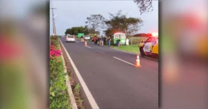 Atendimento da Polícia Rodoviária Estadual após atropelamento de ciclista na PR-340 em Santo Inácio