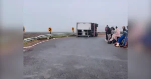 Caminhão com trabalhadores tombado em Atalaia após acidente.