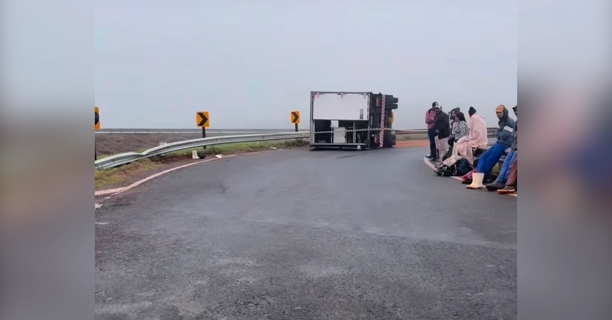 Caminhão com trabalhadores tombado em Atalaia após acidente.