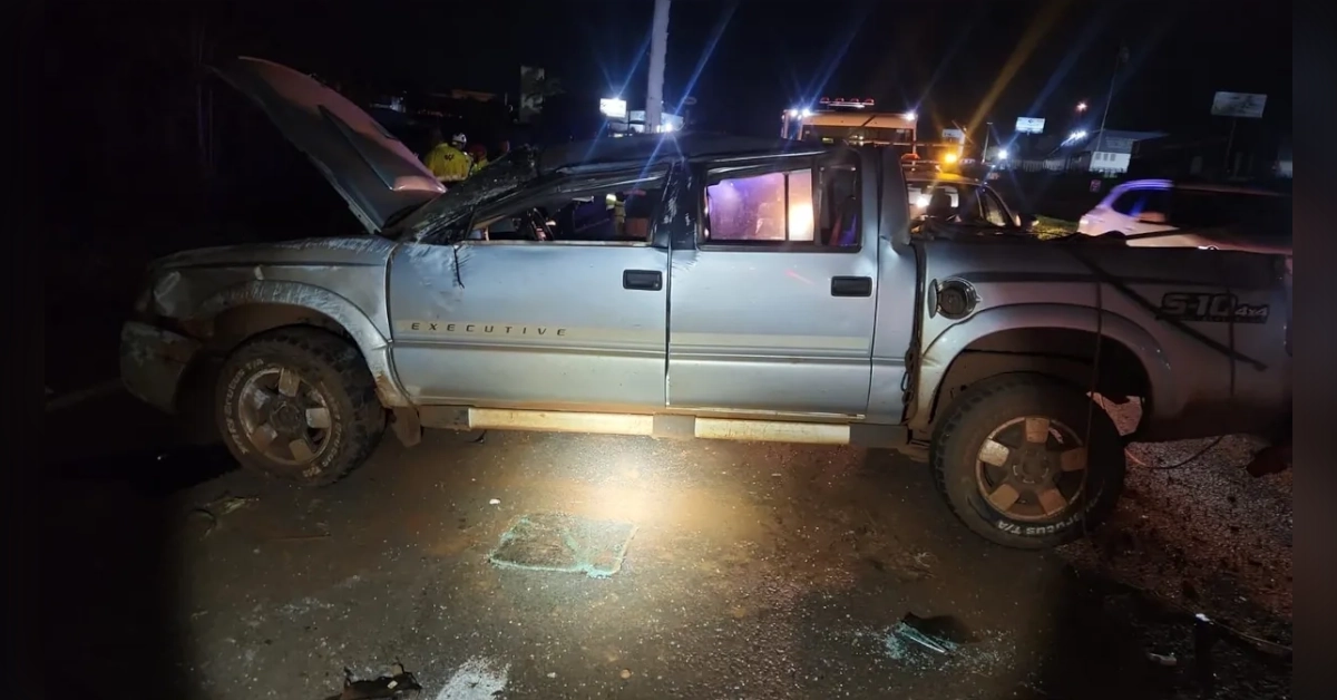 Caminhonete GM S10 após o capotamento na BR-369 entre Cambé e Rolândia, em ocorrência atendida pela PRF.