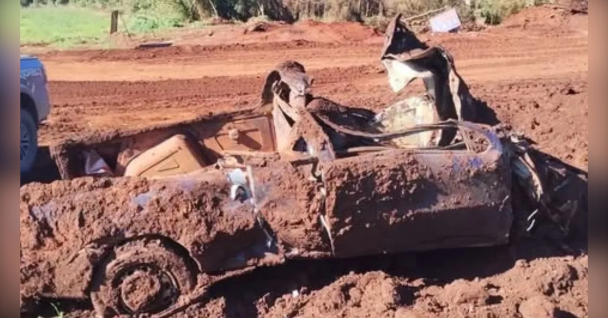 Carro enterrado em Pitanga é localizado durante obras de pavimentação na Estrada da Limeira.
