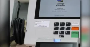 Urna eletrônica em destaque; convenções partidárias definem os candidatos que vão disputar as eleições de 2026 no Paraná.