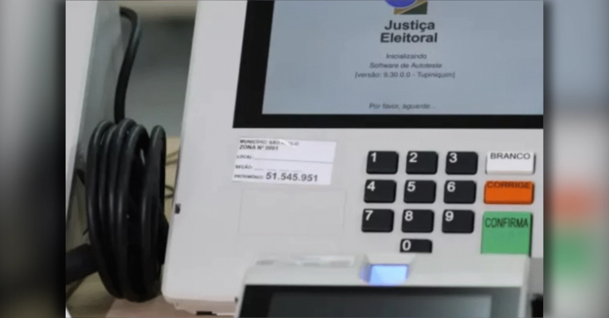 Urna eletrônica em destaque; convenções partidárias definem os candidatos que vão disputar as eleições de 2026 no Paraná.