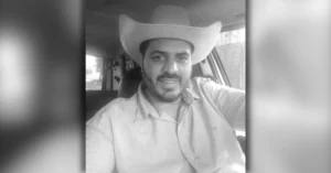 Eder Sales, conhecido como Edinho Corretor, durante participação em reportagem sobre atendimento médico.