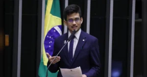 Fim da prescrição para condenados foragidos: painel do Plenário da Câmara dos Deputados durante votação de projeto de lei.