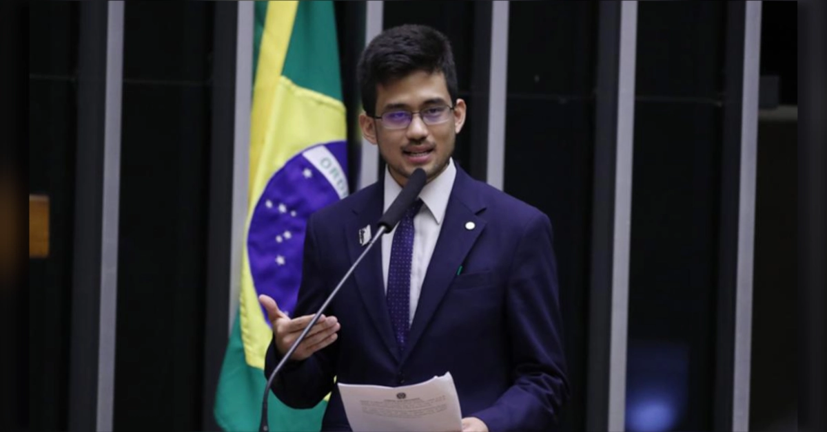 Fim da prescrição para condenados foragidos: painel do Plenário da Câmara dos Deputados durante votação de projeto de lei.