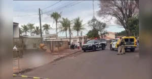 Viatura da Polícia Militar isolando rua residencial durante atendimento de ocorrência em Mandaguari