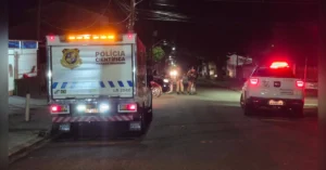 Homem morto a tiros em Maringá é atendido na Rua Arlindo Marquezini após ataque.