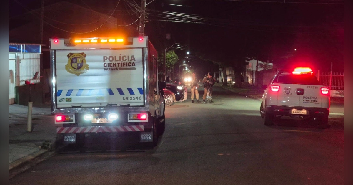 Homem morto a tiros em Maringá é atendido na Rua Arlindo Marquezini após ataque.