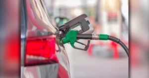 Carro sendo abastecido em posto de combustível; imagem ilustra a ação do MPF que pede a suspensão da mistura E32 de etanol na gasolina.