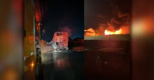 Ônibus destruído pelas chamas após incêndio em Bom Sucesso; veículo transportava trabalhadores de Apucarana.