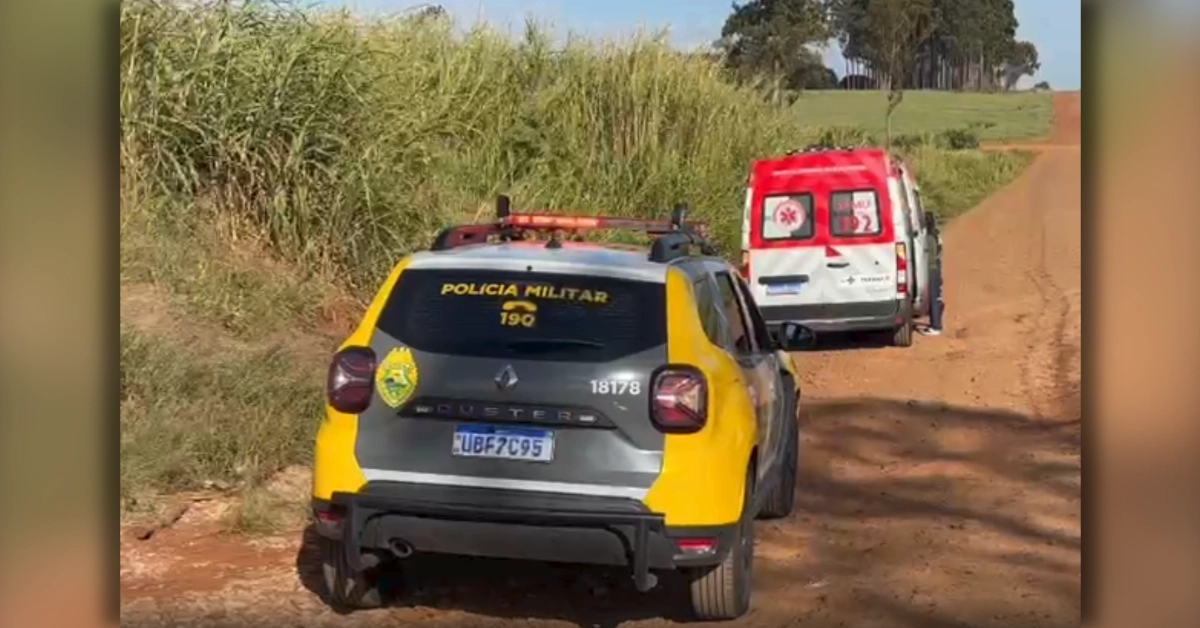 Viatura da Polícia Militar e ambulância do Samu no local onde um homem foi encontrado morto em Arapongas.