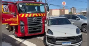 Foto da colião com viatura de resgate e marcas de frenagem. Imagem do acidente envolvendo Porsche em Arapongas.
