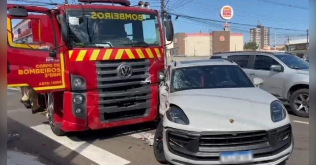Foto da colião com viatura de resgate e marcas de frenagem. Imagem do acidente envolvendo Porsche em Arapongas.