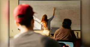 Prova do PSS da Educação no Paraná em sala de aula de escola estadual. Imagem ilustrativa.