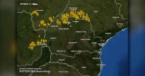 Mapa meteorológico do Simepar mostrando a distribuição de raios no Paraná durante as tempestades.